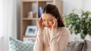 頭痛で苦しむ女性