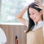 頭皮をマッサージする女性