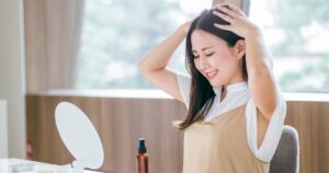 頭皮をマッサージする女性