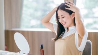 頭皮をマッサージする女性