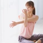 ストレットをする女性