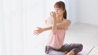 ストレットをする女性