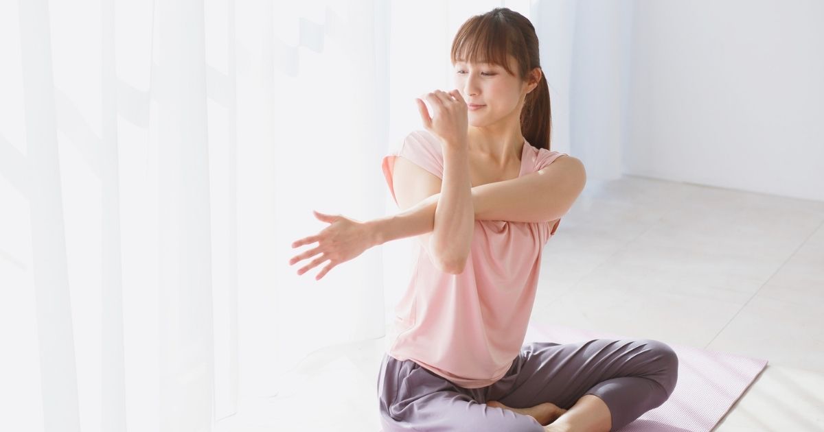 ストレットをする女性